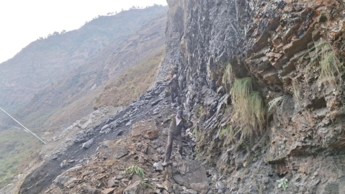 महाकाली नगरपालिका-५ काे ठड्याकाठा भीर सडक विस्तारकाे क्रममा अवरुद्ध छ ।